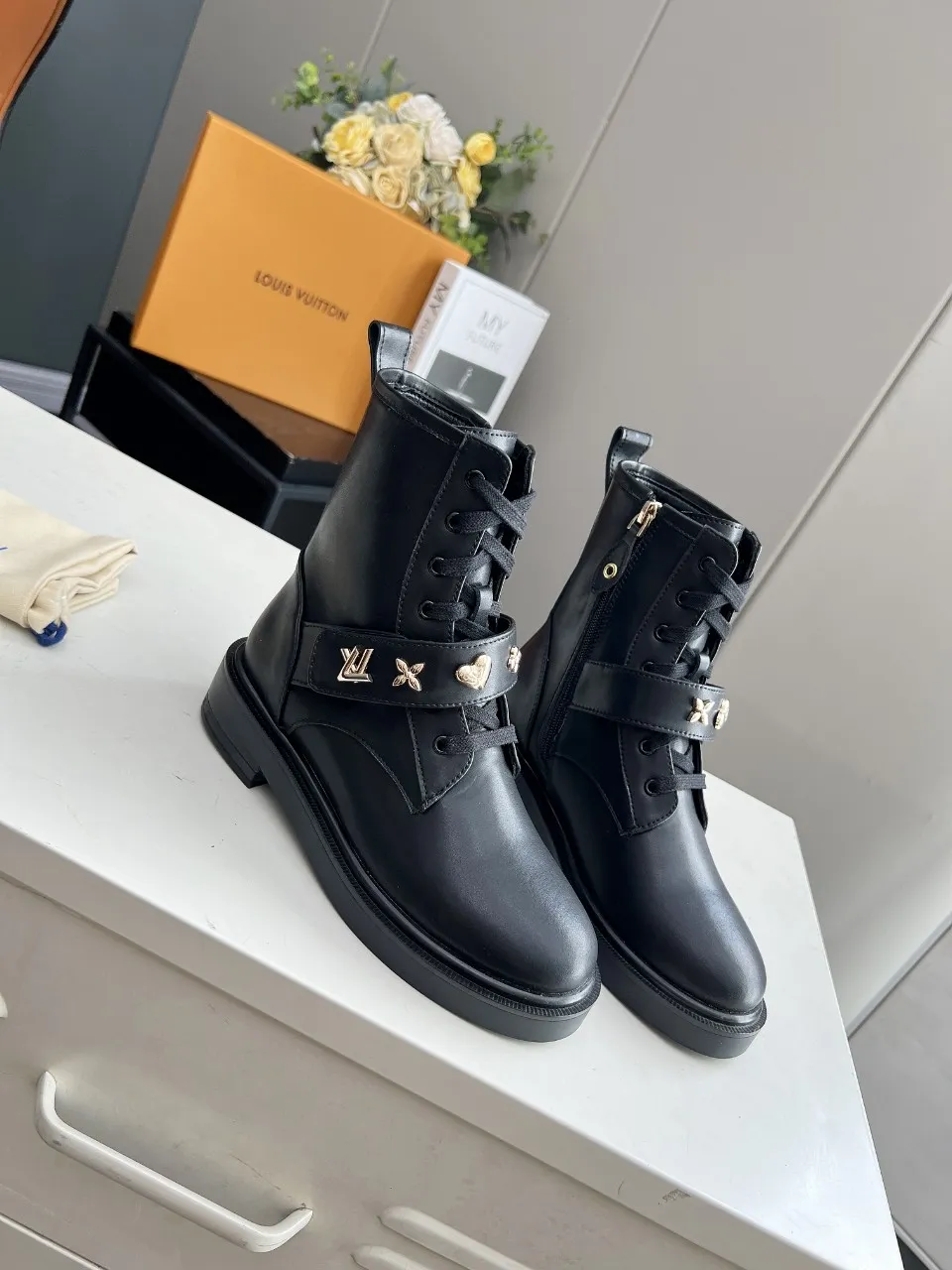 👟👟Ex-factory price 520👟👟 The cabinet is in sync with the high-end product quality of LV and Louis Vuitton. It is a hot model that has been out of stock many times through purchasing. The upper is hollow and carved, and it is dazzling. The fabric is made of imported calfskin. Sheepskin lining, sheepskin foot pads, original molded outsole. It looks great on your feet and is super cool! The real thing is more beautiful. Sizes 35-40 and 41 can be customized, new colors will be updated gradually